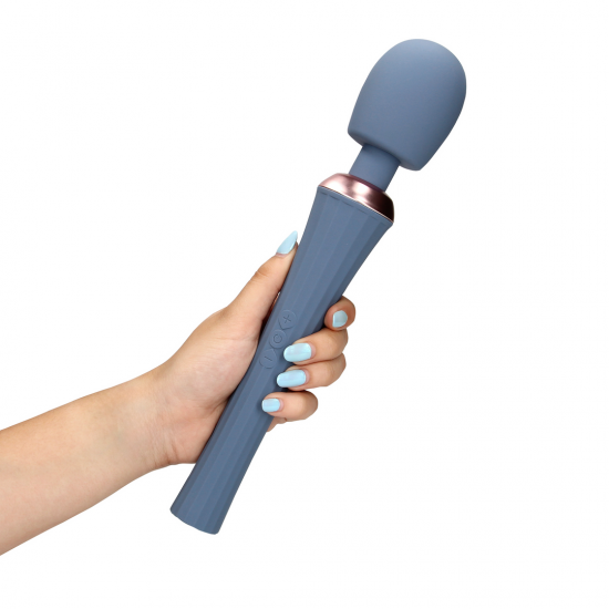 Vibrador Loveline Wand possui 20 modos de vibração, é recarregável e à prova d'água. Feito em silicone ultra macio e ABS é seguro para o corpo, este vibrador foi concebido para incontáveis horas de prazer para si e para