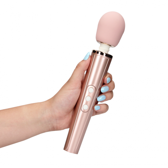 Vibrador Loveline Wand possui 6 modos de vibração, é recarregável e à prova d'água. Feito em silicone ultra macio e ABS é seguro para o corpo, este vibrador foi concebido para incontáveis horas de prazer para si e para s