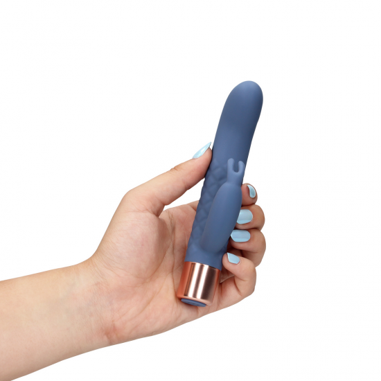 O Mini Vibrador Loveline Rabbit possui 10 modos de vibração, é recarregável e à prova d'água. Feito em silicone ultra macio e ABS é seguro para o corpo, este vibrador foi concebido para incontáveis horas de prazer, com e