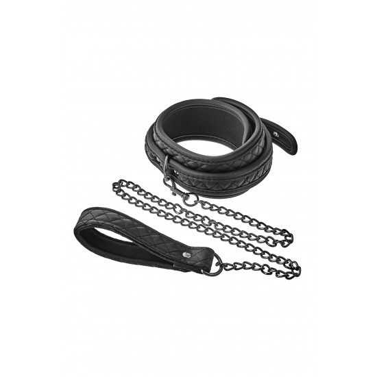 Este conjunto de coleira e trela da coleção Blaze de produtos de bondage tem um design acolchoado com ponto de diamante preto em couro vegano, com hardware preto sem níquel. Para conforto de uso, a gola é forrada com um