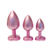 A coleção Gleaming Love apresenta este conjunto de plug anais com acabamento em pérola rosa em 3 tamanhos, cada um com uma pedra preciosa. Feitos de alumínio leve e suave e sem costura, esses brinquedos de prazer são fác